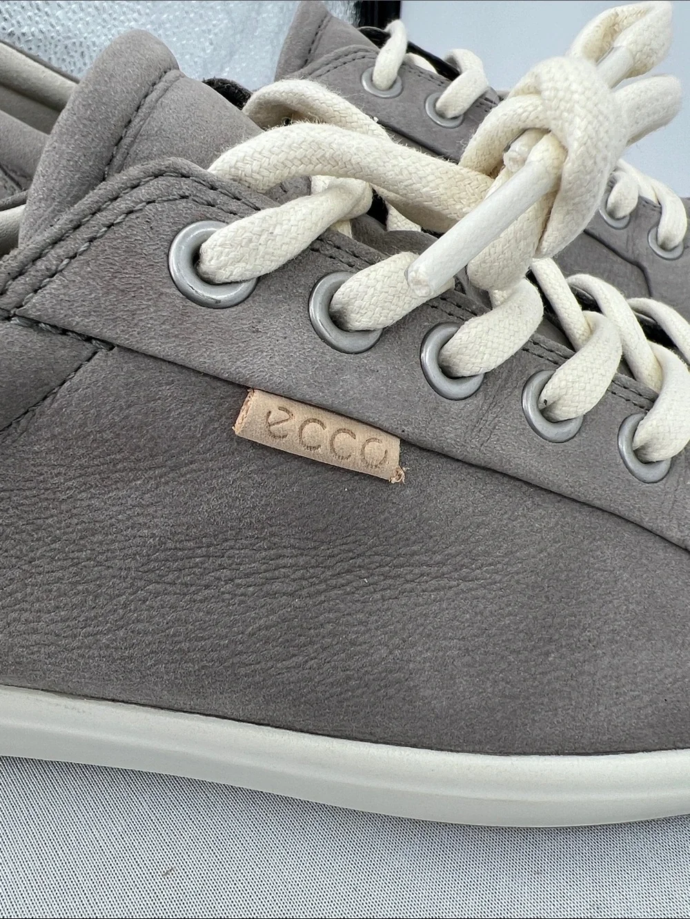 Ecco Men's Taupe Leather Low-Top Sneakers with Cream Laces